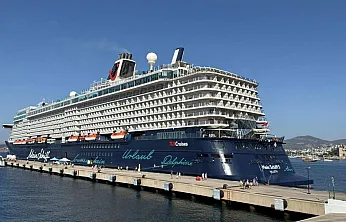 'Mein Schiff 5' kruvaziyeri 2 bin 756 yolcusuyla Bodrum'a geldi
