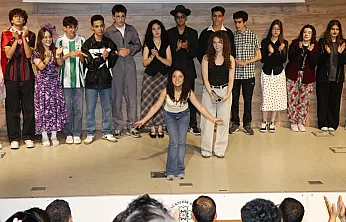 Menteşe Anadolu Lisesi öğrencilerinin 'Otobüs' oyunu beğeni ile izlendi