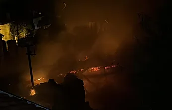Menteşe'de alevler geceyi aydınlattı, itfaiye faciayı önledi