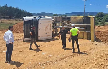 Menteşe'de kum boşaltan kamyon devrildi: Sürücü yaralandı