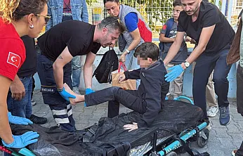 Menteşe'de okul çıkışı öğrencinin ayağı otomobilin altında kaldı