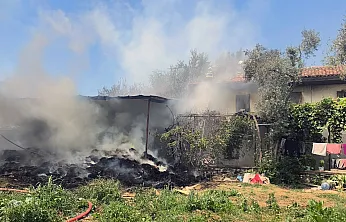 Menteşe'de saman balyalarından başlayan yangın eve sıçradı