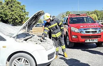 Menteşe'de seyir halindeki araçta yangın