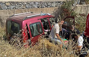 Menteşe'de ticari araç dere yatağına uçtu: 2 yaralı