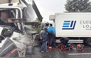 Menteşe'de yağış kazayı beraberinde getirdi, şoför araçta sıkıştı