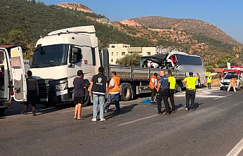 Milas'ta yolcu otobüsü ile tır çarpıştı: 2 ölü, 18 yaralı