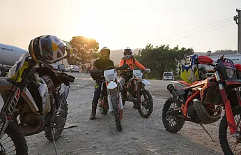 Motorlarını yarış için değil ateş savaşçıları için sürdüler