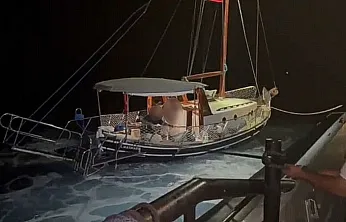 Muğla açıklarında arızalanan yelkenli teknedeki 2 kişi kurtarıldı