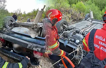 Muğla'da araç 50 metrelik uçuruma yuvarlandı