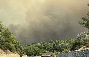 Muğla'da başladıktan sonra Antalya'ya sıçrayan orman yangınına müdahale ediliyor