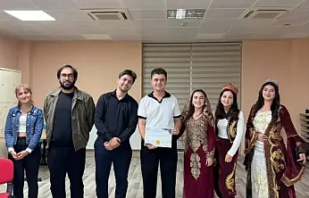 Muğla'da gençler kendi yazdıkları skeçleri sahneledi