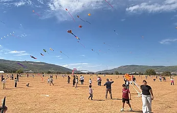 Muğla'da gökyüzü uçurtmalarla renklendi