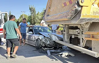 Muğla'da kamyona arkadan çarpan genç sürücü yaralandı