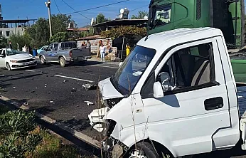 Muğla'da kamyonetle otomobilin çarpıştığı kazada 1 kişi öldü, 2 kişi yaralandı