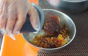 Muğla'da kavurucu sıcaklarda kar helvası ile serinliyorlar
