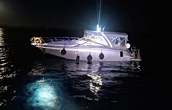 Muğla'da kayalıklara çarpan teknedeki iki kişiyi Sahil Güvenlik ekipleri kurtardı