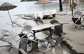 Muğla'da sağanak Akyaka sahilini harabeye çevirdi
