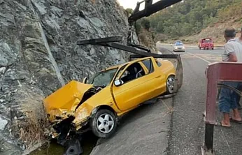 Muğla'da savrulan otomobil hurdaya döndü, sürücü araçta sıkıştı