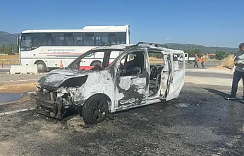 Muğla'da seyir halindeki araç alev alev yandı