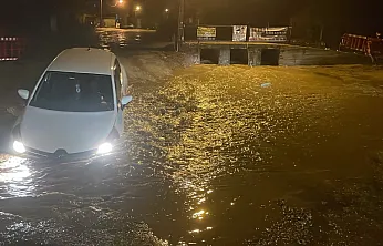 Muğla'da yağış nedeniyle yol çöktü, çukura düşen araç yolda mahsur kaldı