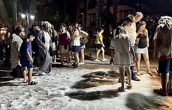 Muğla'da yerli ve yabancı turistlere ağustosta yapay kar sürprizi