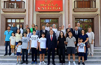 Muğla Valisi Dr. İdris Akbıyık, LGS şampiyonlarını altınla ödüllendirdi