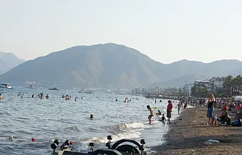 Okullar tatil oldu, Marmaris sahilleri dolmaya başladı