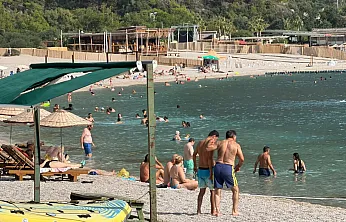 Ölüdeniz Belcekız Plajı'nda Pazar Yoğunluğu: Yazdan Kalma Bir Gün