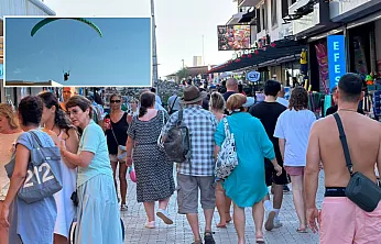 Ölüdeniz'de çarşıda ve gökyüzünde hareketlilik sürüyor