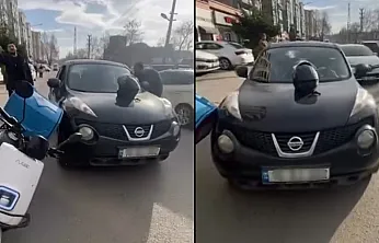 Otomobil sürücüsü ile motosikletli kurye arasındaki gerginlik kamerada