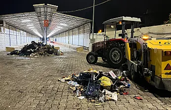 Pazar dağıldı, temizlik ekipleri gece mesaisine başladı