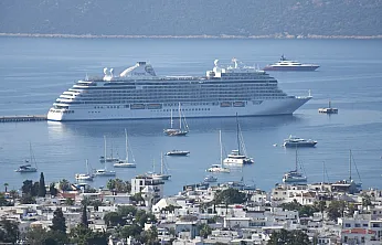 'Seven Seas Splendor' kruvaziyeri 739 yolcuyla Bodrum'a geldi