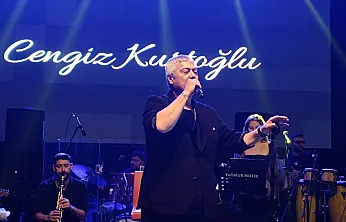 Seydikemer'de Cengiz Kurtoğlu Coşkusu! Ünlü Sanatçı Sahneye Çıktı