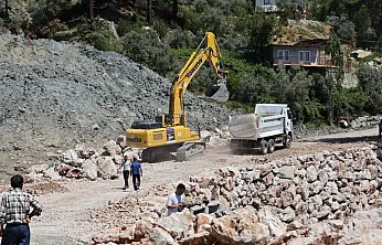 Seydikemer'de Heyelan Nedeniyle Kapanan Yol İçin Çalışmalar Sürüyor