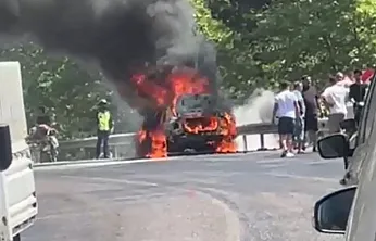 Seydikemer'de seyir halindeki otomobil alev aldı