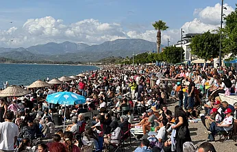 Türk Yıldızları Gösterisi Öncesi Çalış Plajı'na Akın Ettiler