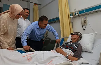 Vali Akbıyık, Fethiye'de yangından etkilenen huzurevi sakinlerini hastanede ziyaret etti
