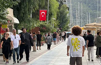 Yağışlı günlerin ardından Fethiye Kordonu'nda pazar yoğunluğu