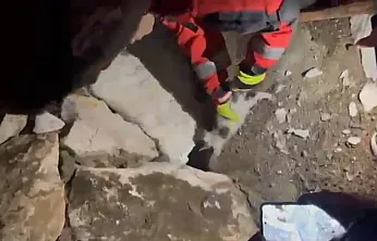 Yatağan'da duvara sıkışan kediyi itfaiye kurtardı