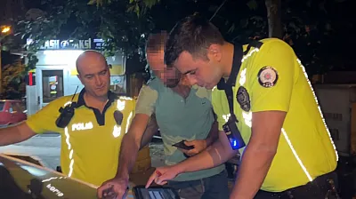 Bisikletiyle polislerin yanına geldi, 20 kat alkollü çıktı, kameraya şarkı söyledi