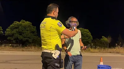Denetim yapan polislere selam vermek için aracıyla yanlarına gitti, 3.28 promil alkollü çıktı