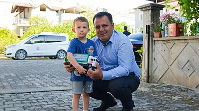 Her sabah çöp kamyonunu selamlayan miniğe Başkan Durmuş'tan sürpriz