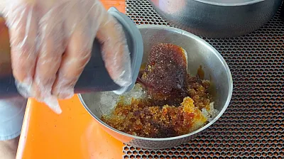 Muğla'da kavurucu sıcaklarda kar helvası ile serinliyorlar