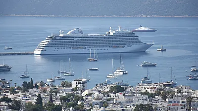 'Seven Seas Splendor' kruvaziyeri 739 yolcuyla Bodrum'a geldi