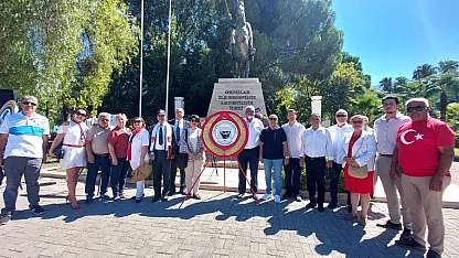 Fethiye'de Atatürk Anıtı önünde alternatif çelenk sunma töreni