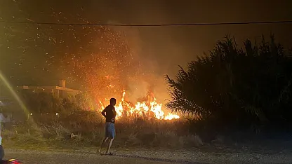 Fethiye'de orman yangını büyüyor: İkametler alevlerin arasında kaldı