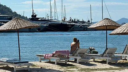 Göcek'te güneş yüzünü gösterdi, vatandaşlar denize girdi