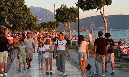 Fethiye Çalış Plajı'nda akşam hareketliliği: Vatandaşlar serinliği sahilde aradı