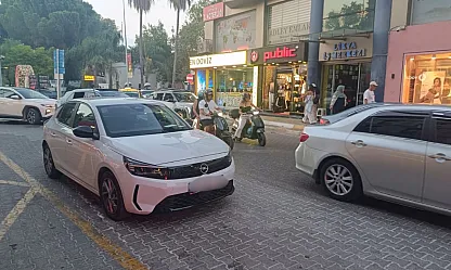 Fethiye'de yol ortasında bırakılan araç trafiği kilitledi