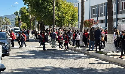 Gazi İlkokulu önünde öğle saatlerinde trafik düğümü